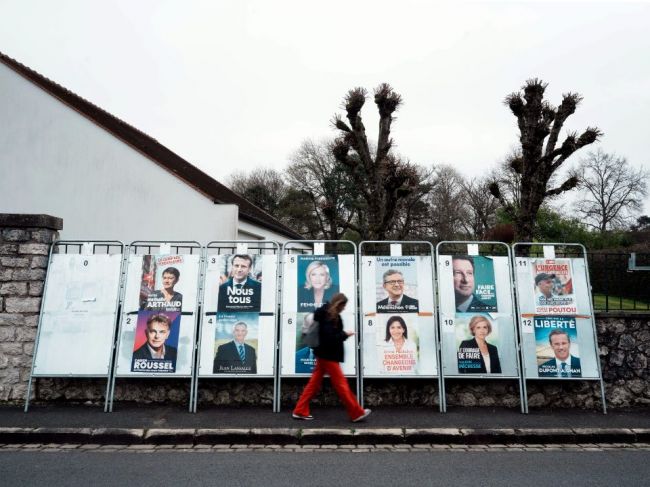 Francúzi si v nedeľu volia prezidenta,prieskumy odhadujú tesné víťazstvo Macrona