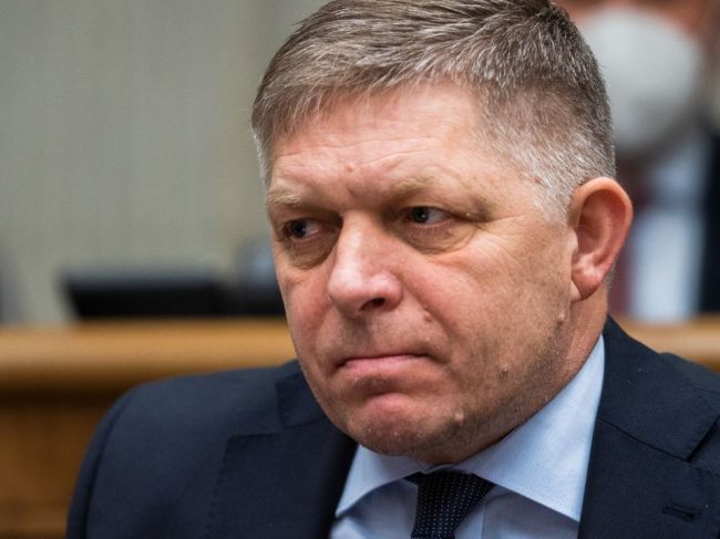 Fico je proti posielaniu zbraní Ukrajine, Kollár v tom problém nevidí