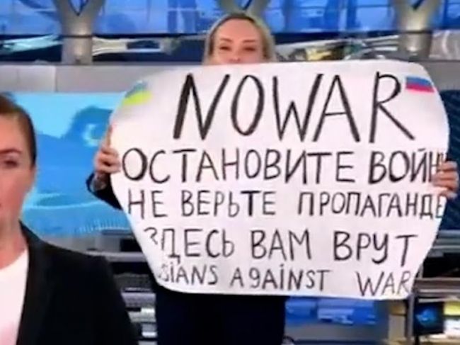 Ruská novinárka, ktorá protestovala proti vojne, bude pracovať pre Die Welt