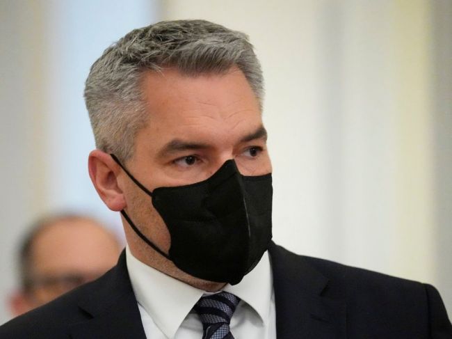 Nehammer rokoval s Putinom, pripomenul vojnové zločiny i humanitárne koridory