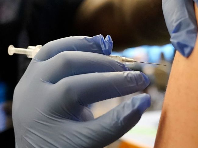 Pfizer čoskoro požiada úrady o schválenie 3. dávky vakcíny proti covidu pre deti