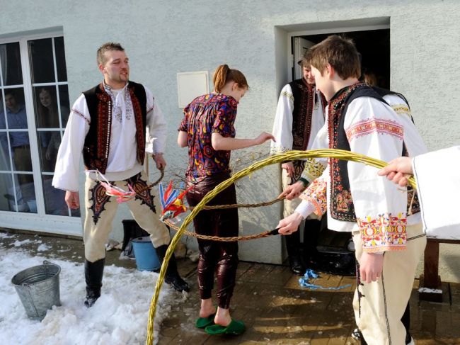 Ľudia verili,že šibanie i polievanie na Veľkonočný pondelok vyháňa zlo i choroby