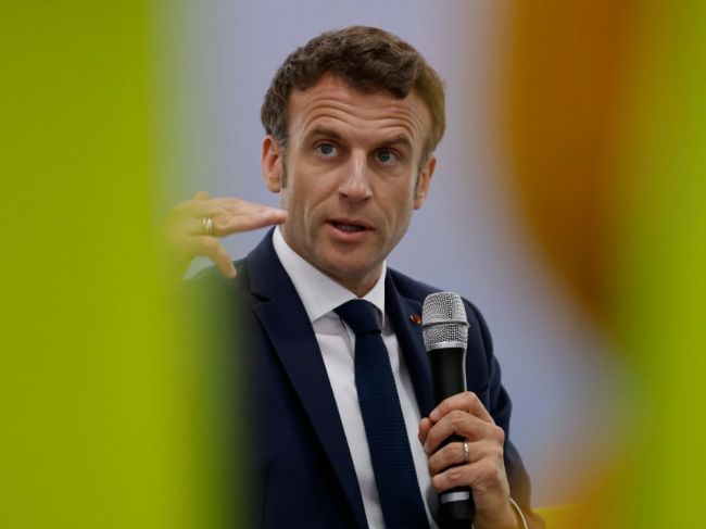 Macron tvrdí, že jeho dialóg s Putinom sa zastavil po odhalení masakrov v Buči
