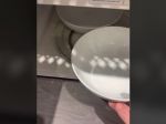 Video: Ako vopchať do mikrovlnky dve misky naraz