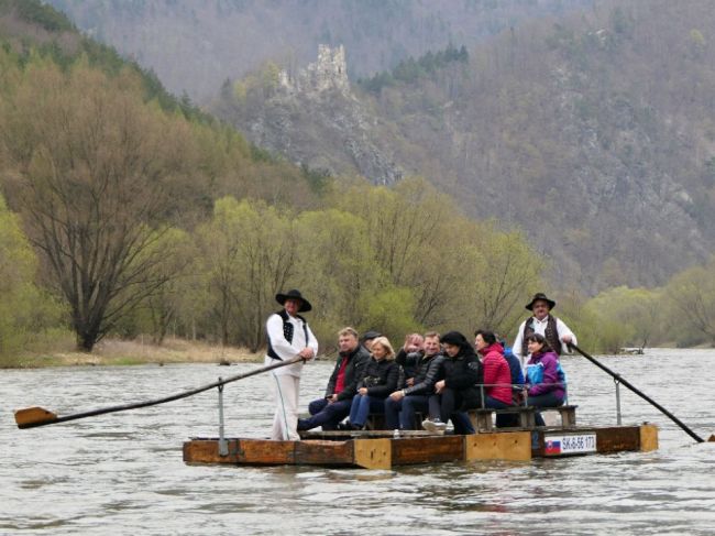 Pltníci začali voziť ľudí na Váhu opäť v tradičnom jarnom termíne