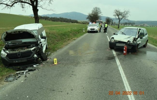 Pri čelnej zrážke dvoch áut na Spiši sa zranili štyria ľudia