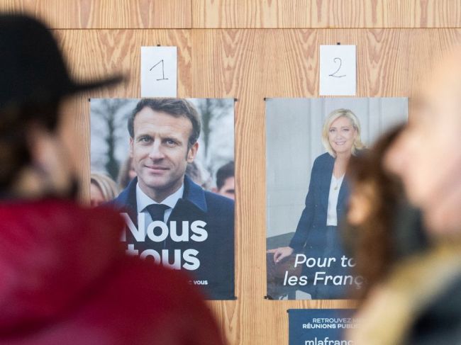 Francúzi sa v druhom kole volieb rozhodujú medzi Macronom a Le Penovou