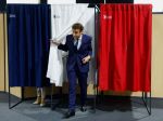 Macron hlasoval v prezidentských voľbách a stretol sa so stúpencami