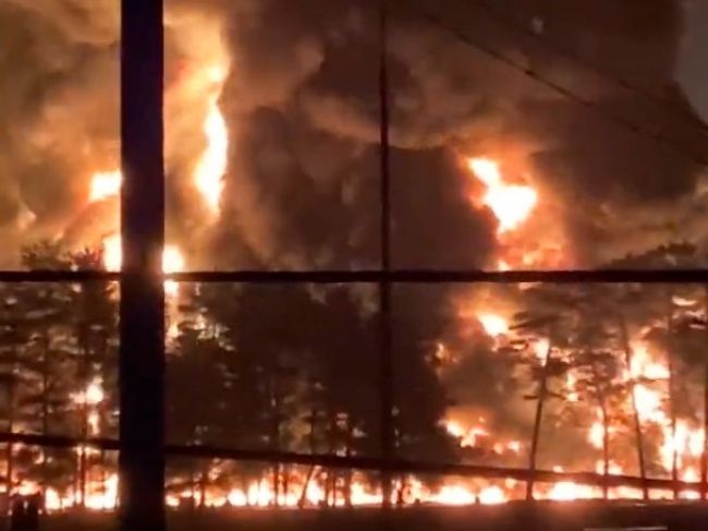 Video: Ruskom otriasli výbuchy, horí ropné zariadenie