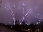 Video: Muž zachytil neuveriteľnú búrku. Blesky smerovali zo zeme