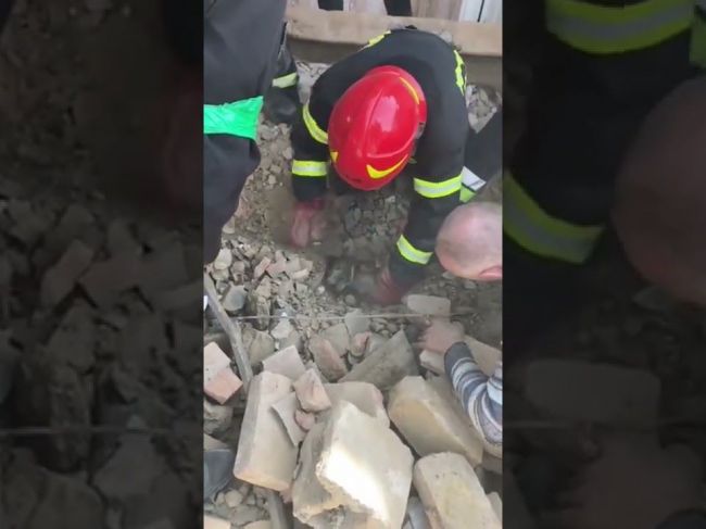Video: Ukrajinským hasičom sa podarilo zachrániť šteniatko 
