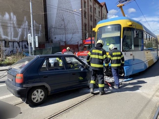 Vodič auta po zrážke s električkou prehral boj o život