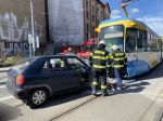 Vodič auta po zrážke s električkou prehral boj o život