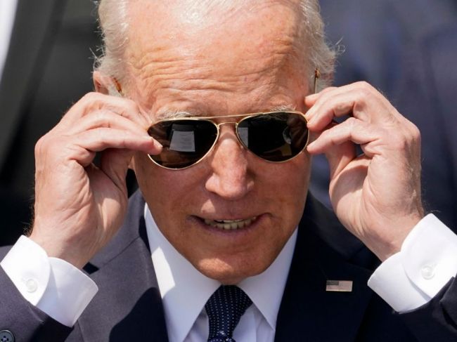 Biden telefonoval s Macronom a zagratuloval mu k znovuzvoleniu