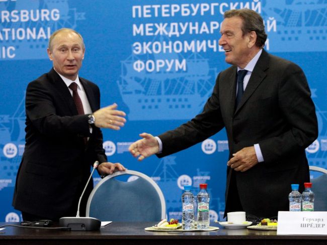 Nemeckí politici žiadajú sankcie voči Schröderovi za jeho väzby na Putina