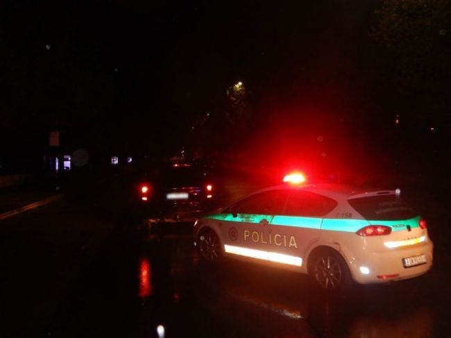Služobné vozidlo polície sa zrazilo s autom, ktoré jazdilo v protismere