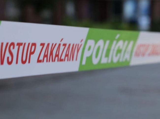 Obyvatelia sídliska našli pod oknami bytovky mŕtvu ženu