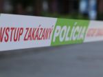 Obyvatelia sídliska našli pod oknami bytovky mŕtvu ženu