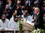 Albrightová zmenila smerovanie dejín, povedal Biden na pohrebe exministerky