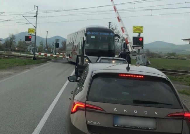 Autobus s cestujúcimi zostal zakliesnený na železničnom priecestí