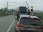 Autobus s cestujúcimi zostal zakliesnený na železničnom priecestí