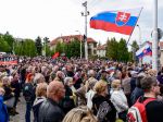 Stovky ľudí pred parlamentom protestujú proti vydaniu Roberta Fica