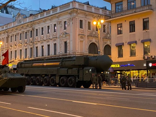 Balistickú raketu zaparkovali v Moskve pred ukrajinskú reštauráciu