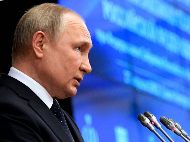 Putin zvažuje naviazať rubeľ na zlato