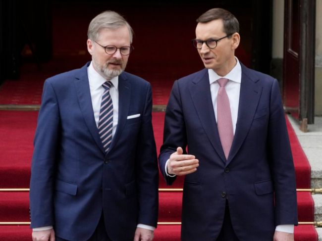 Premiéri Česka a Poľska vyzvali Maďarsko, aby odsúdilo zločiny na Ukrajine