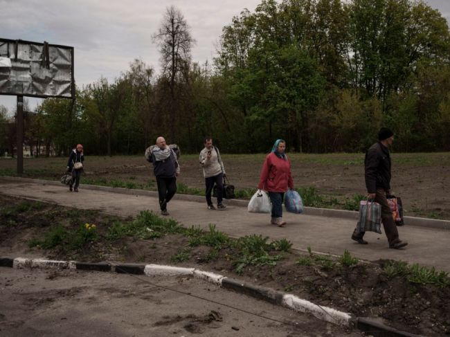 Ukrajina: Do Charkova dorazili stovky ľudí z neďalekej oslobodenej dediny