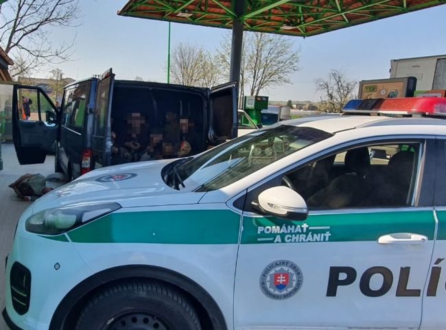 Vďaka zásahu polície sa nelegálni migranti pri prevoze nezadusili
