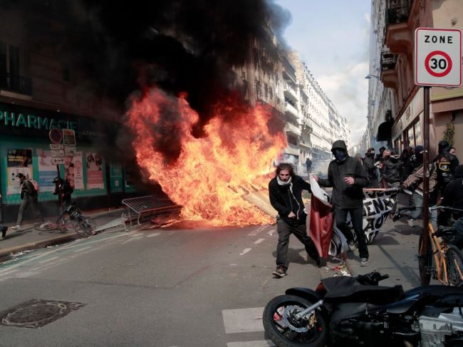 Na protestoch v Paríži vypukli násilnosti, polícia použila slzotvorný plyn