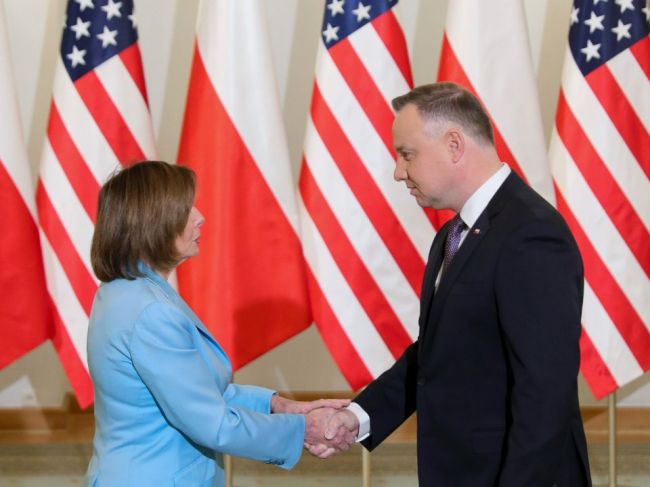Pelosiová hovorila s Dudom o pomoci Ukrajine
