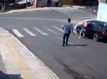 Video: Rozbehnuté auto nemal kto zastaviť, toto spravil jeden z okoloidúcich