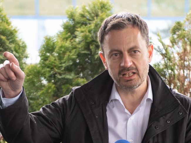 Premiér: Poslanci by sa mali vo Ficovom prípade držať záveru mandátového výboru