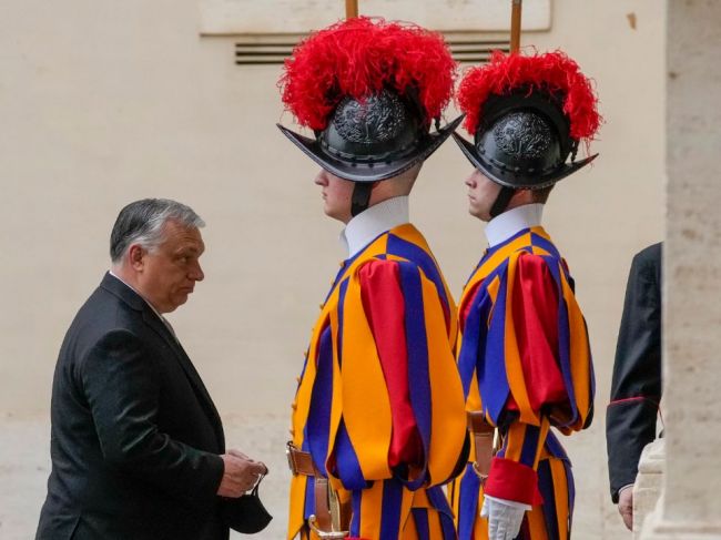 Pápež: Orbán mi povedal, že Rusi majú plán ukončiť vojnu 9. mája