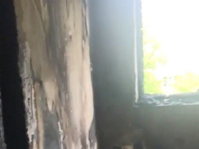 Polícia musela evakuovať bytovku, v jednom z bytov horelo