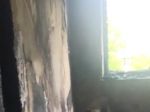 Polícia musela evakuovať bytovku, v jednom z bytov horelo