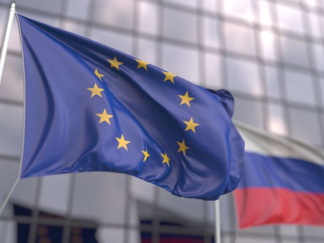 EÚ predstavila 6. balík sankcií. Týka sa ropy, páchateľov masakier, bánk aj Kirilla