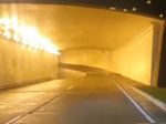 Video: Vodič váhal, či má vojsť do tunela, toto v ňom nečakal