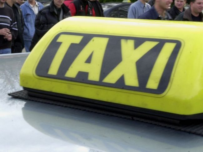 Taxikár na ceste zrazil cyklistu, tlačil ho pred sebou ešte niekoľko metrov