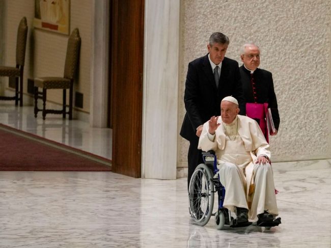 Pápež sa prvýkrát objavil na verejnosti na invalidnom vozíku