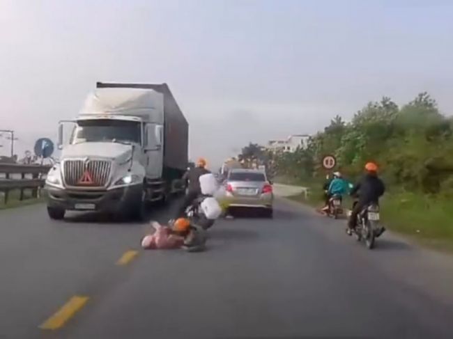 Video: Mama v poslednej chvíli zachránila dieťa pred zrážkou s kamiónom