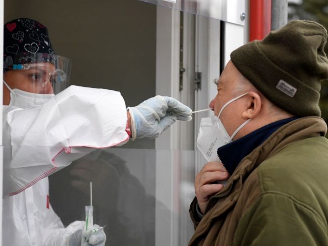 Na Slovensku pribudlo 504 prípadov nákazy koronavírusom a deväť obetí
