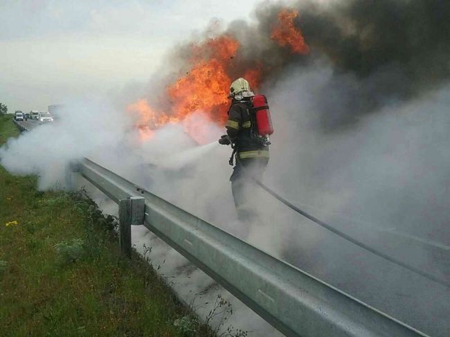 Hasiči zasahujú na D2, diaľnica je uzavretá