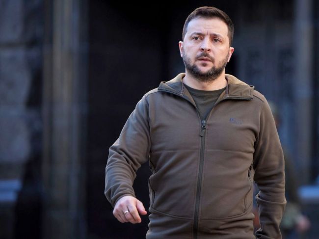Zelenského khaki bunda sa vydražila za 90.000 libier