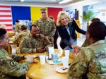 Jill Bidenová navštívila amerických vojakov na základni v Rumunsku