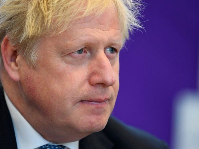 Johnson vyzval Macrona k obozretnosti vo vzťahu k Rusku