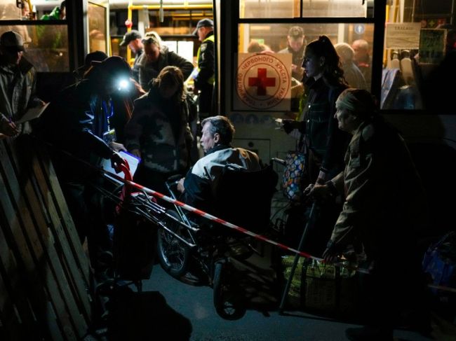 Do Záporožia dorazili civilisti evakuovaní z Azovstaľu a Mariupola