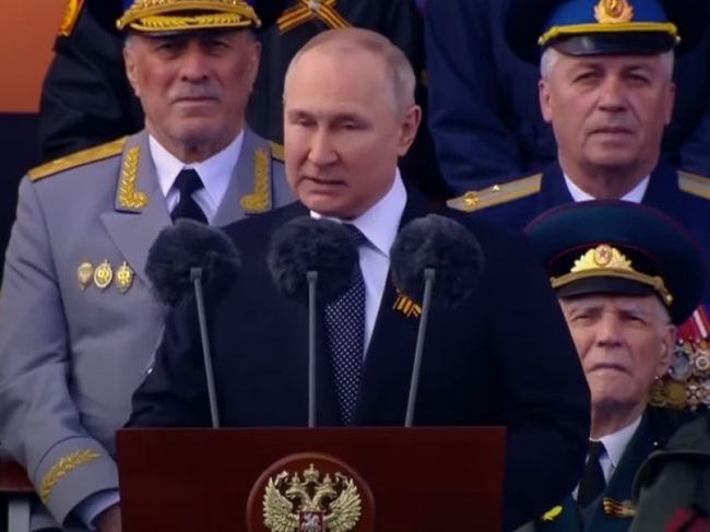 Video: Putin vystúpil s prejavom na Červenom námestí